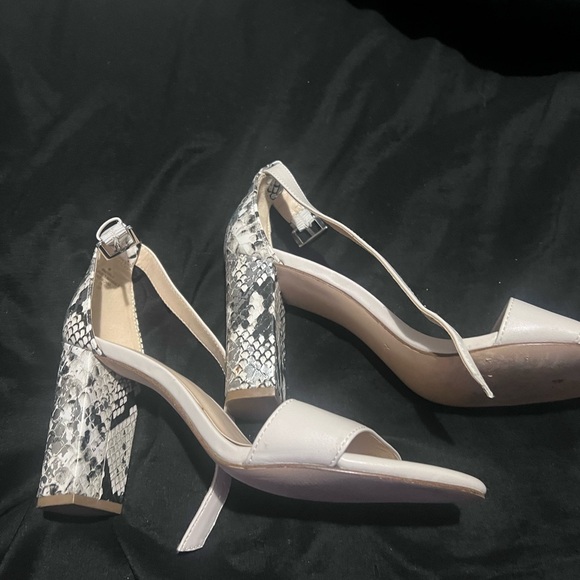 ￼Snake skin heels - Picture 3 of 4